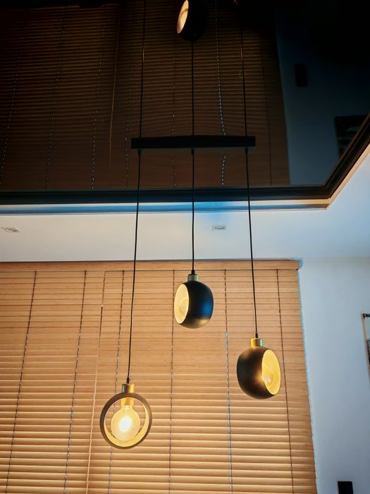 Lampa loftowa z żarówkami