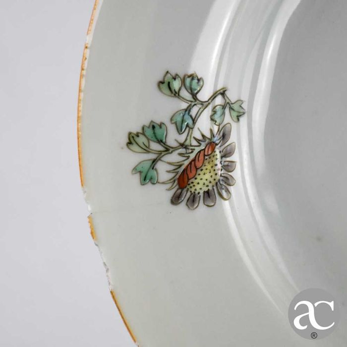Prato porcelana China período Yongzheng séc. XVIII, flores e inseto n3
