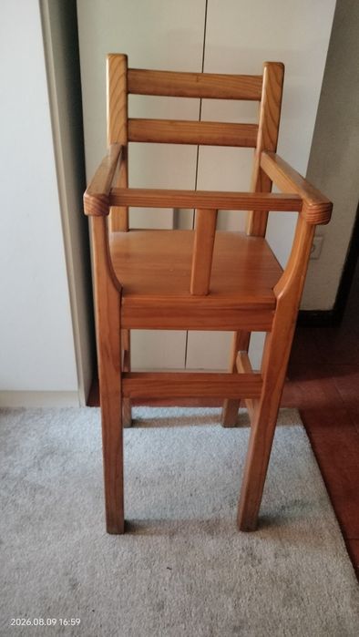 Vendo cadeira de bebe em madeira