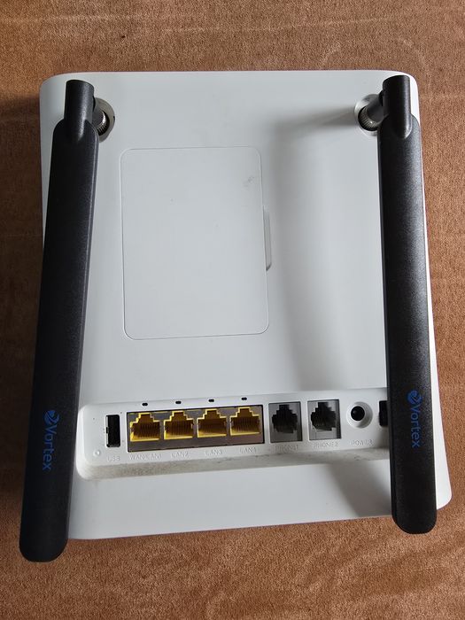 Router bezprzewodowy ZTE MF286 z antenami i  akumulatorem