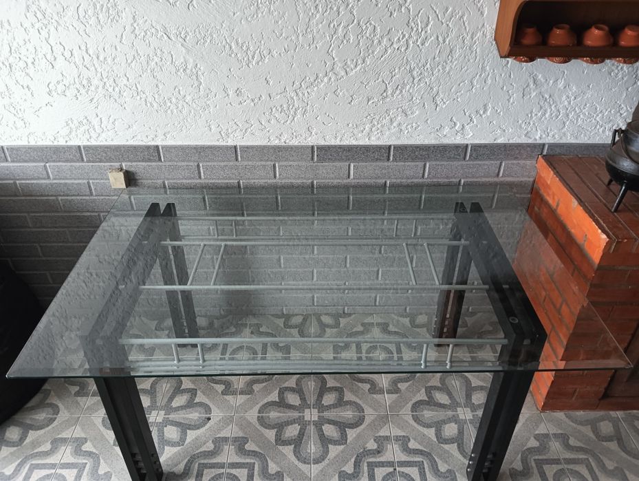 Mesa de jantar com tampo em vidro