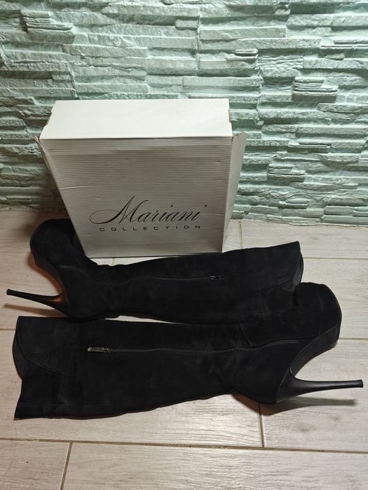 Черные замшевые ботфорты на высоком каблуке и платформе.