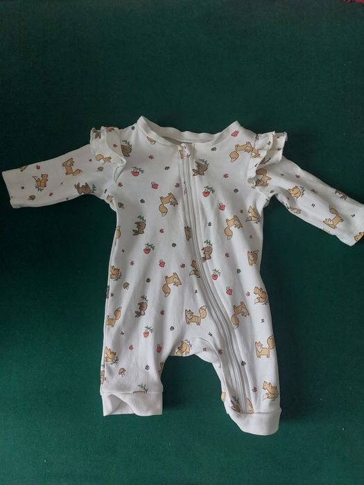 Biały pajacyk z falbankami