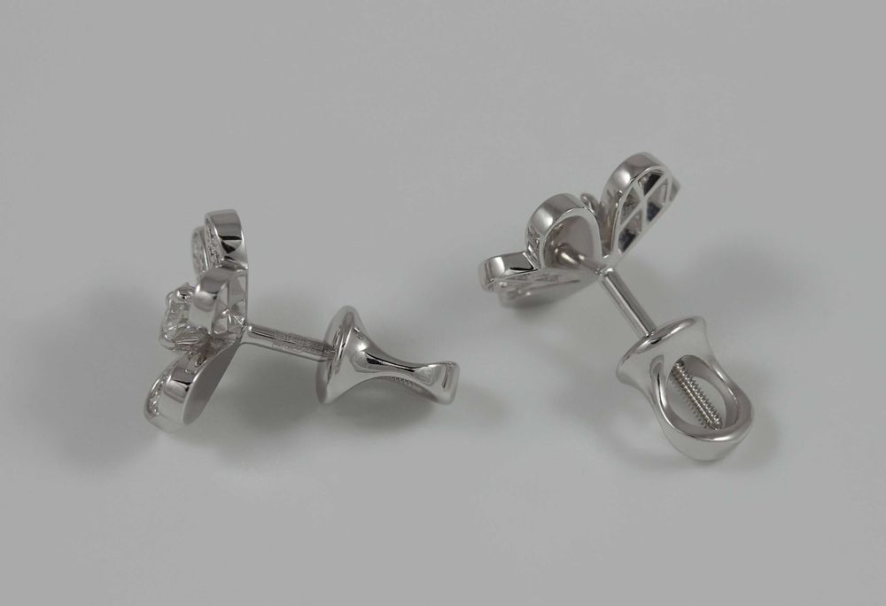 Золотые серьги-пуссеты с бриллиантами в стиле Van Cleef