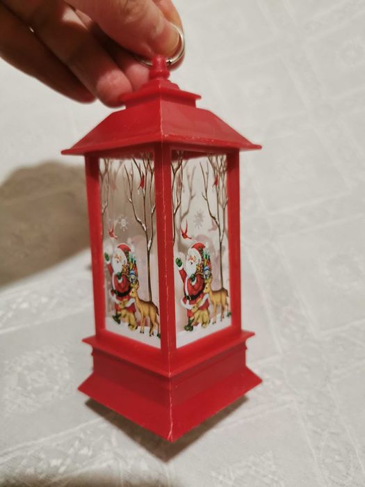 Bożonarodzeniowy lampion latarnia czerwona Święty Mikołaj Sarenka