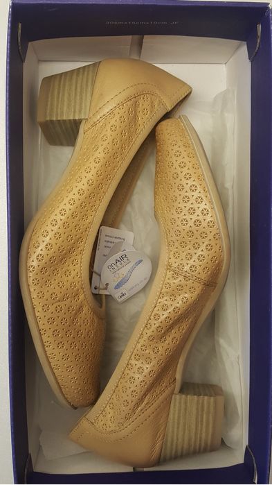 Нові шкіряні туфлі Caprice