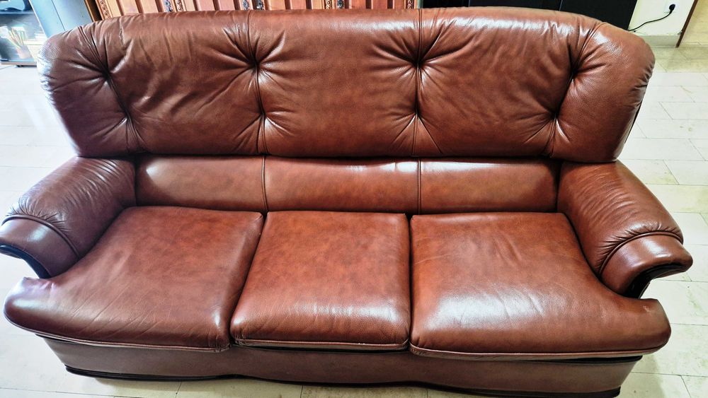 Conjunto de Sofá de 3 Lugares + 2 Individuais em Pele