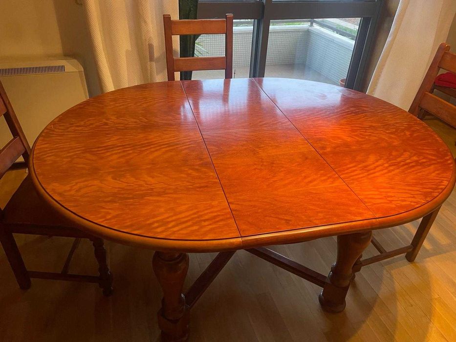 Mesa Extensível e Cadeiras em Madeira Natural de Cerejeira