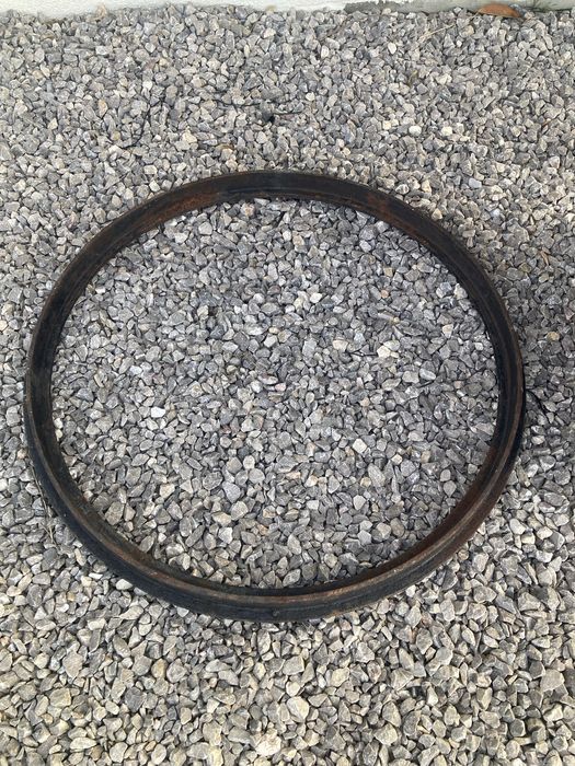 Pokrywa wlaz studzienki kanalizacyjnej z pierscieniem zeliwo