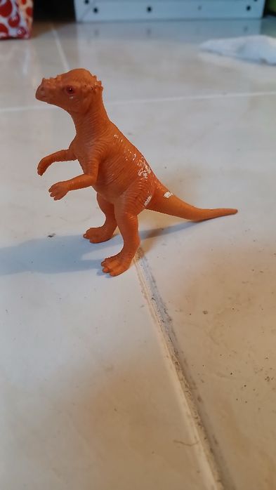 Brinquedos de Animais Dinausauros e um bode.