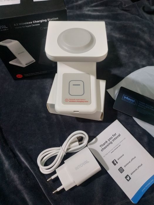 Бездротова зарядна станція  3 в 1.  Біла . 490 грн.