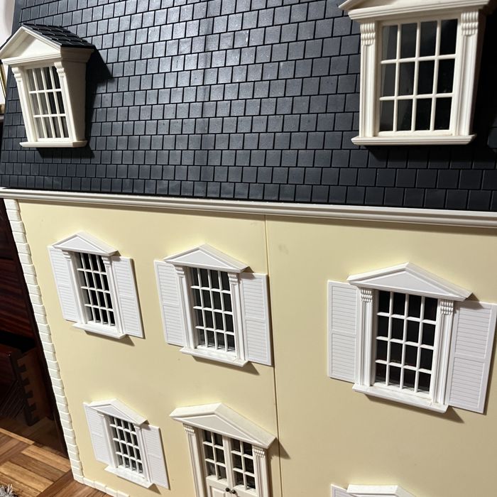 Casa de bonecas com mobília