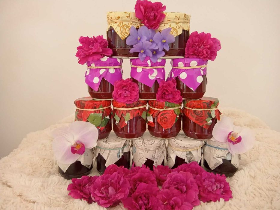 Płatki róży ucierane z cukrem