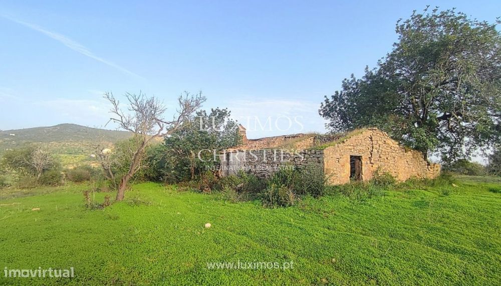 Terreno com ruína, para venda em Estoi, Algarve — Santa Bárbara de Nexe, Faro