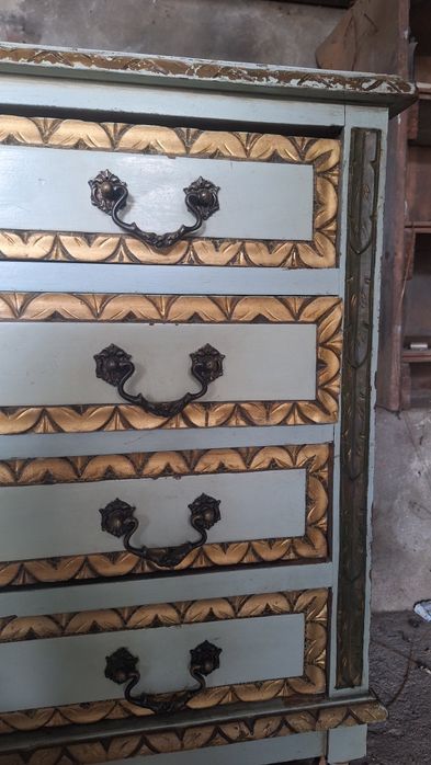 Cómoda Anos 80. Precisa restauro.  1 perna quebrada.