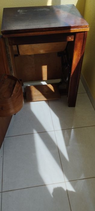 Швейна машинка в тумбочці