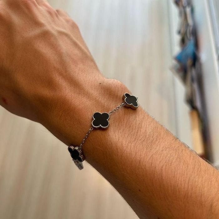 Pulseira Vancleef preta e prateada