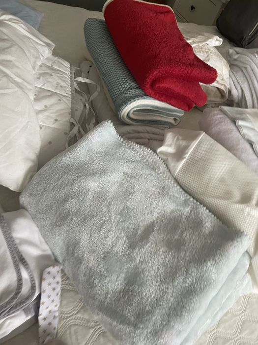 Berço ikea + enxoval completo de cama de bebé