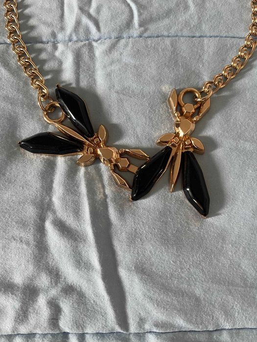 Colar dourado com insectos