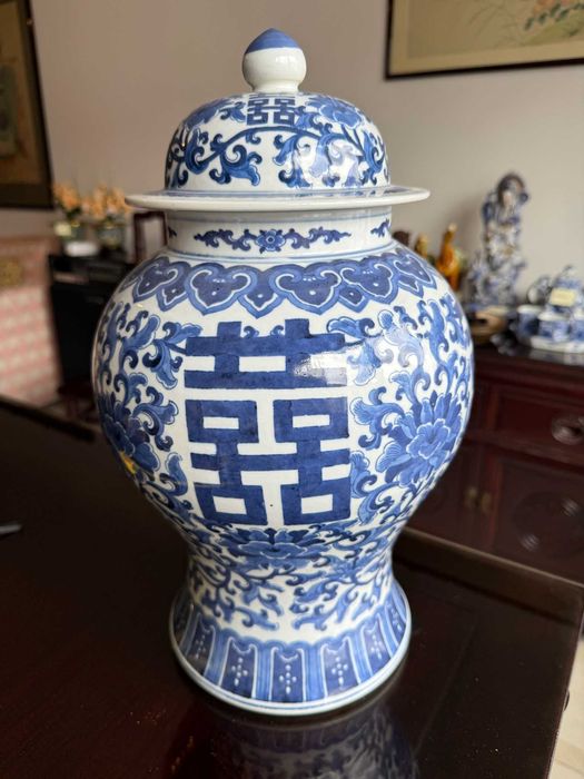 Vaso ginger jar em porcelana azul e branca com tampa