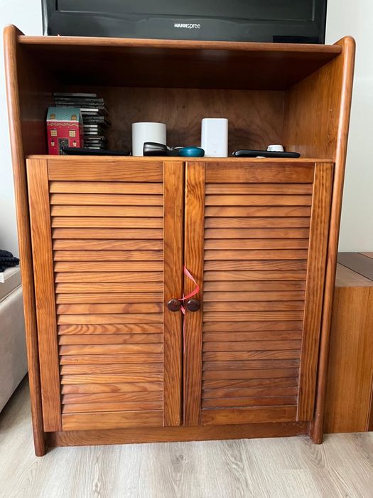 Conjunto Completo de Móveis em Pinho Maciço Cor Mel (750€)