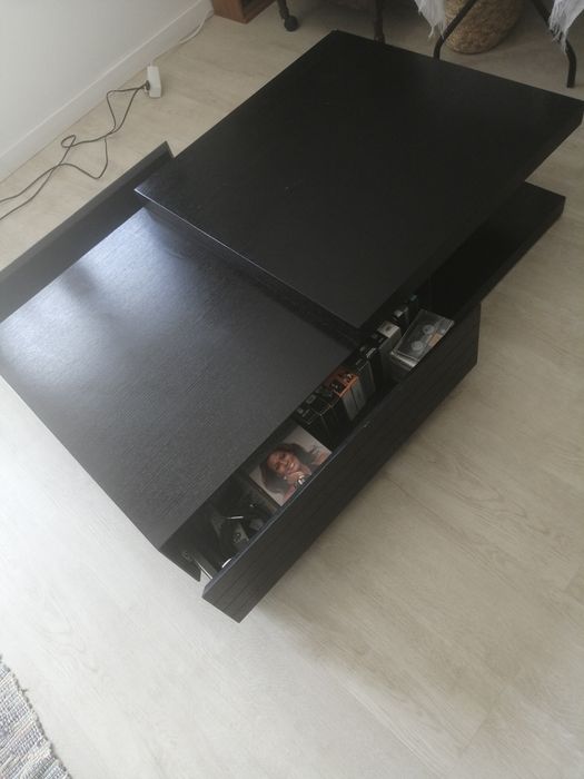 Vendo mesa de centro em madeira preta  lacada, com 1,22 de comprimento, 30cm de altura, e de lagura 70cm.possui duas  gavetas e uma  prateleira