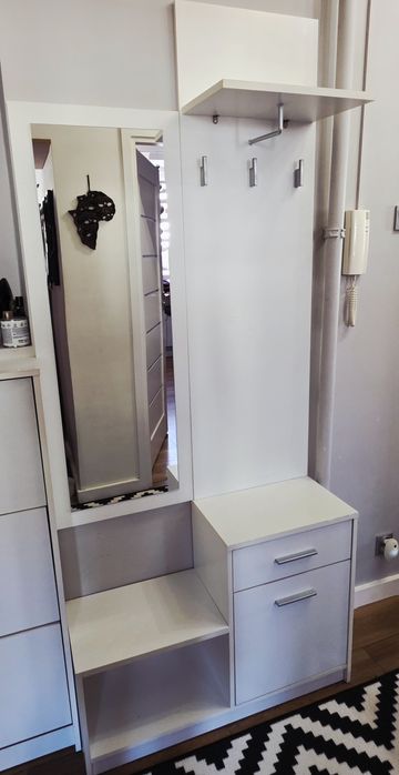 Garderoby do przedpokoju z lustrem