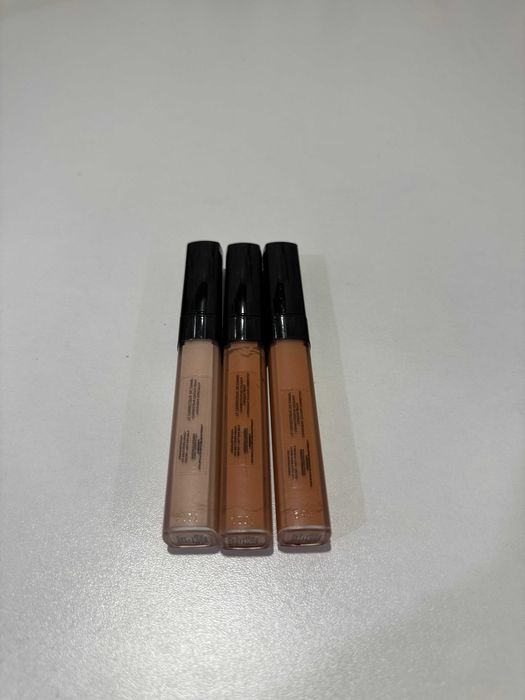 Стійкі коректори для обличчя Chanel