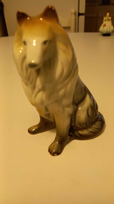 Estatueta altura 13´c cadela lase não á cobrança