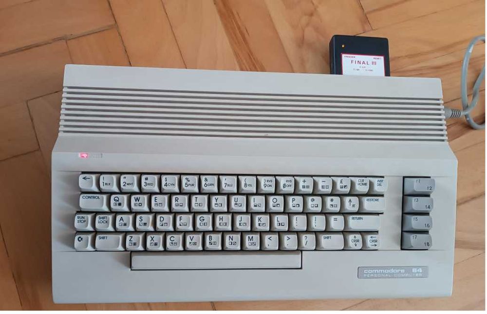 Zestaw Commodore 64C (C64) BOX w orginalnym pudełku z kartridżem Final III, zasilaczem i kablami.