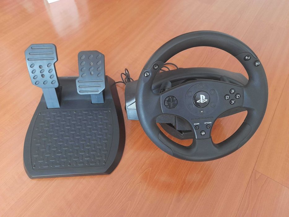 Playstation 4 com três comandos, três jogos, volante e pedais