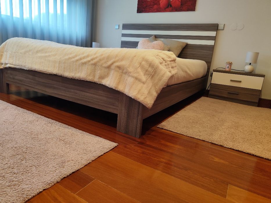 Cama + mesas de cabeceira