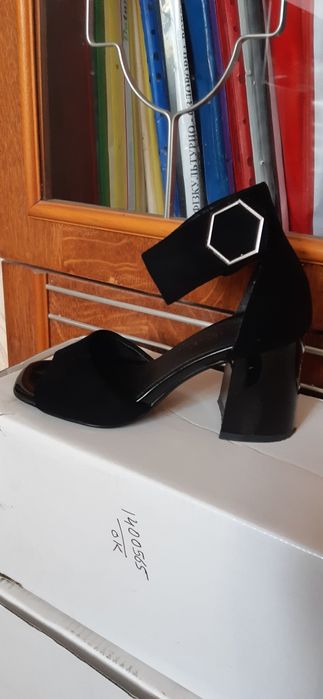 Босоножки замшевие 35р