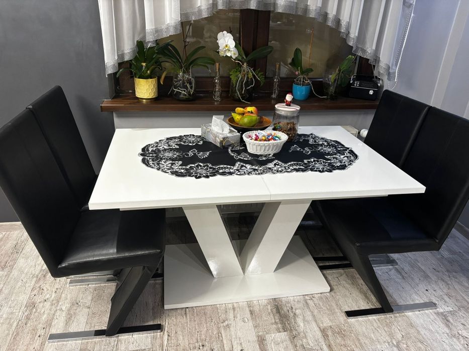 Sprzedam stół z krzesłami