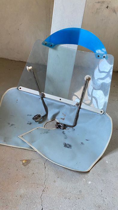 pára-brisa de motorizada antigo.