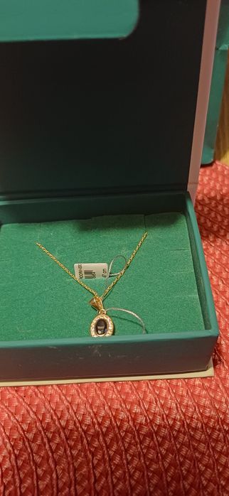 Wisiorek na pozłacanym łańcuszku Yes