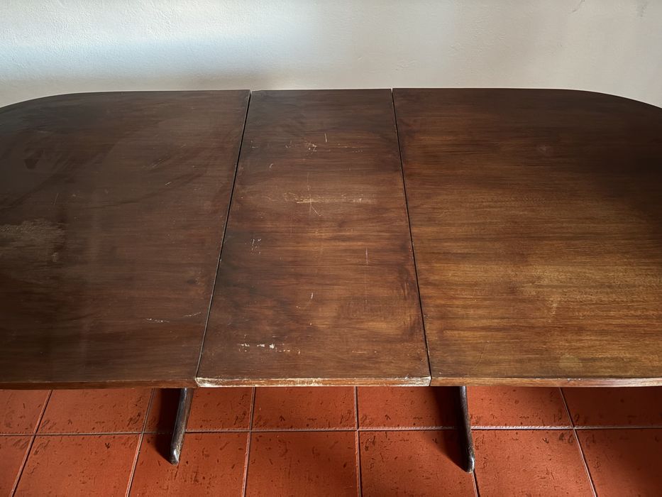 Mesa de jantar de madeira com 6 cadeiras