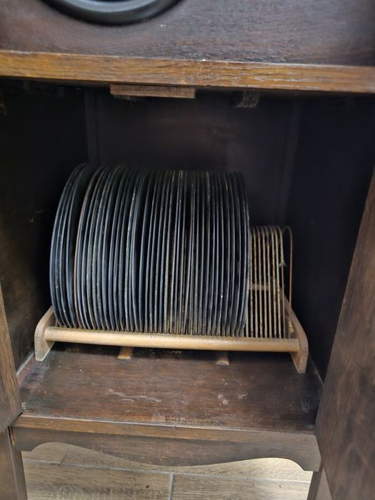 Gramofon szafkowy przedwojenny 1925 -1935 plus 40 płyt