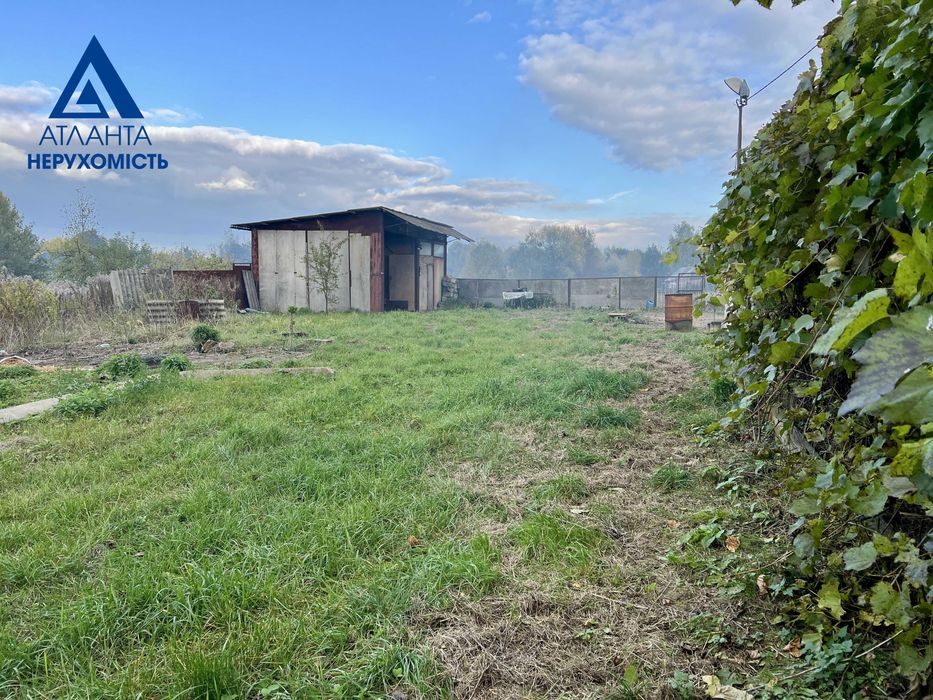 Продам приватизовану земельну ділянку біля Луцька в центрі с. Сирники!