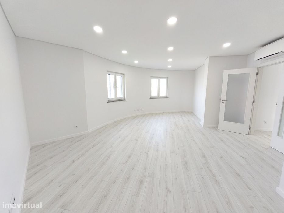 Apartamento T3 Novo c/ Garagem e um parque de Estacionamento — Tomar (São João Baptista) E Santa Maria Dos Olivais, Santarém