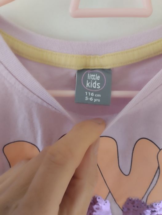 Bawełniany t-shirt dziewczęcy z cekinami 110/116