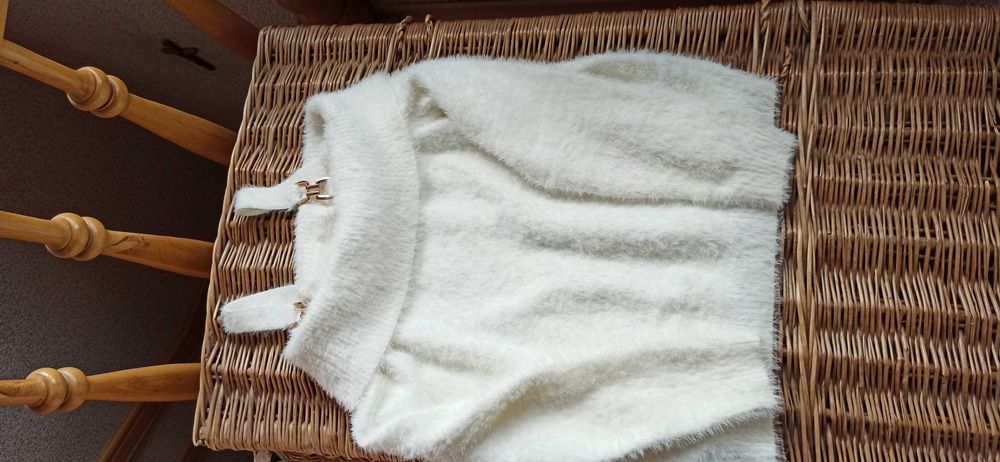 Nowy biały sweter z złotymi klamrami
