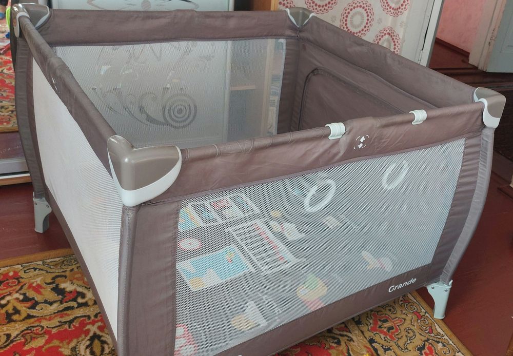 Продам манеж Carrello