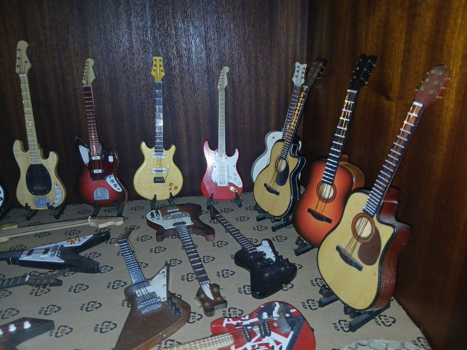 Colecao 25 viola guitarra minitura por   250 €