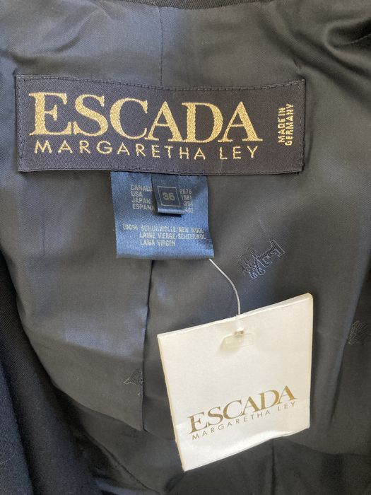 Casaco e camisa e vestido de senhora