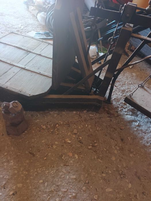 Balança Decimal em madeira e ferro