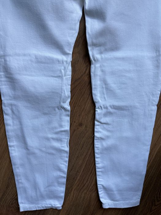 Klasyczne biale bawelniane rurki dopasowane spodnie sredni stan basic