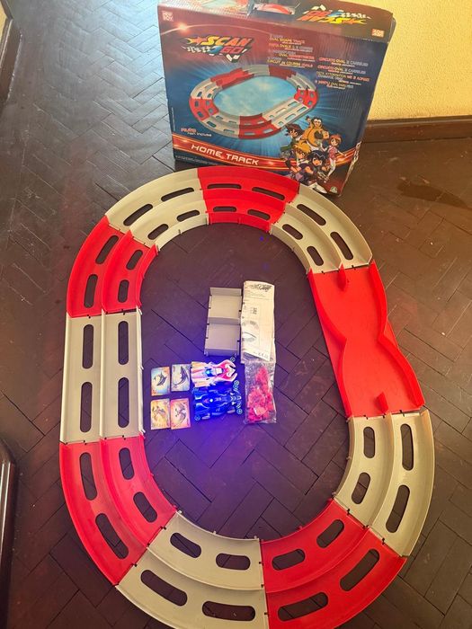 Pista + 2 carros + 4 cartas Scan 2 Go