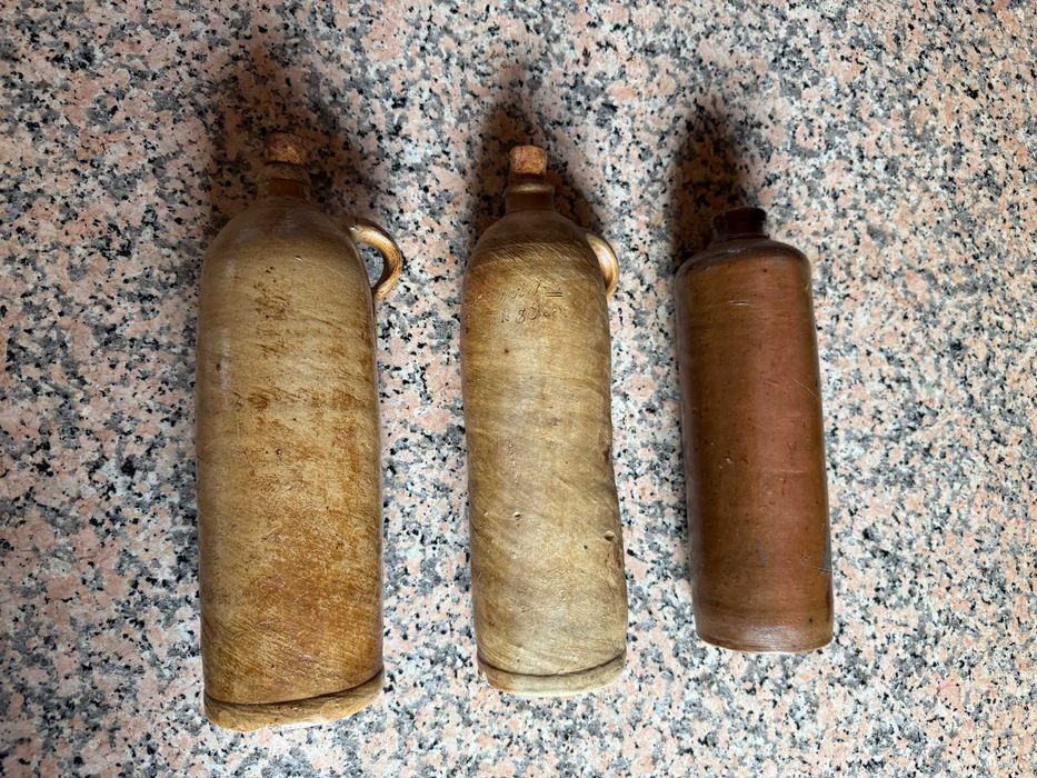 3 garrafas de cerâmica de estilo antigo — decoração e coleção