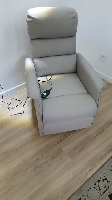 Sofá geriátrico com apoio elevatório